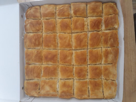 Serres Delivery Δέσποινας Γεύσεις Κασερόπιτα με λουκάνιο φραγκφούρτης  ταψί τετράγωνο 2.300 gr
